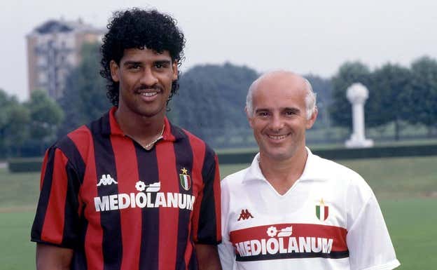 Frank Rijkaard y Arrigo Sacchi, en su etapa en el AC Milan, temporada 1988-89.  Getty.
