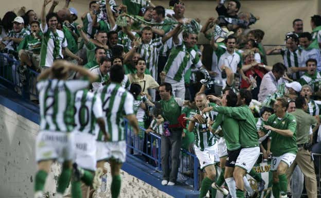 Dani celebra la segunda Copa del Rey en 2005, con un gol ante el Osasuna.  Ignacio Gil