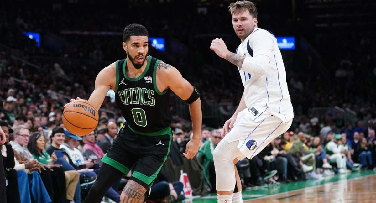 Tatum se escapa de la vigilancia de Doncic en el duelo entre Boston y Dallas./Reuters