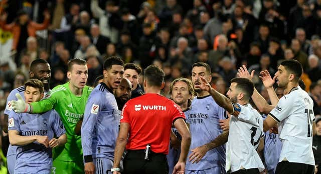 Así fue un desenlace con mucha polémica: Gil Manzano pita el final en un centro que acaba en gol de Bellingham, tangana, expulsión…