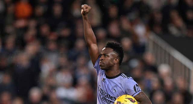 Así fue el regreso de Vinicius a Mestalla: carteles requisados, gritos de «qué tonto eres» y goles con mensaje