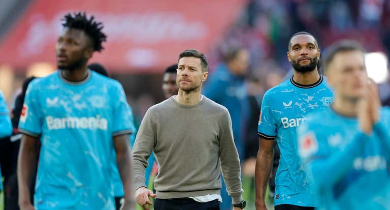 Xabi Alonso y sus jugadores tras el partido.
