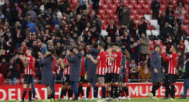 Los jugadores del Athletic agradecen el apoyo de sus incondicionales.