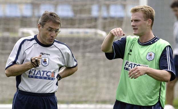 Raynald Denoueix y Lionel Potillon dialogan en un entrenamiento en Zubieta.  Afp