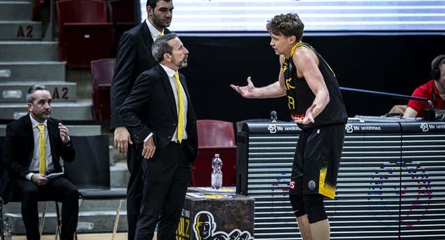 Cruce de acusaciones y amenaza de tribunales entre el entrenador español Joan Plaza y el AEK de Atenas