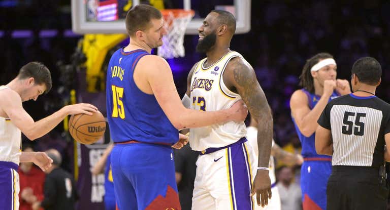 Jokic y Lebron James hablan durante el Laskers-Málaga.