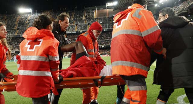 Diakhaby sufre una luxación en la rodilla derecha: se marchó en ambulancia al hospital y Vinicius no podía ni mirar…