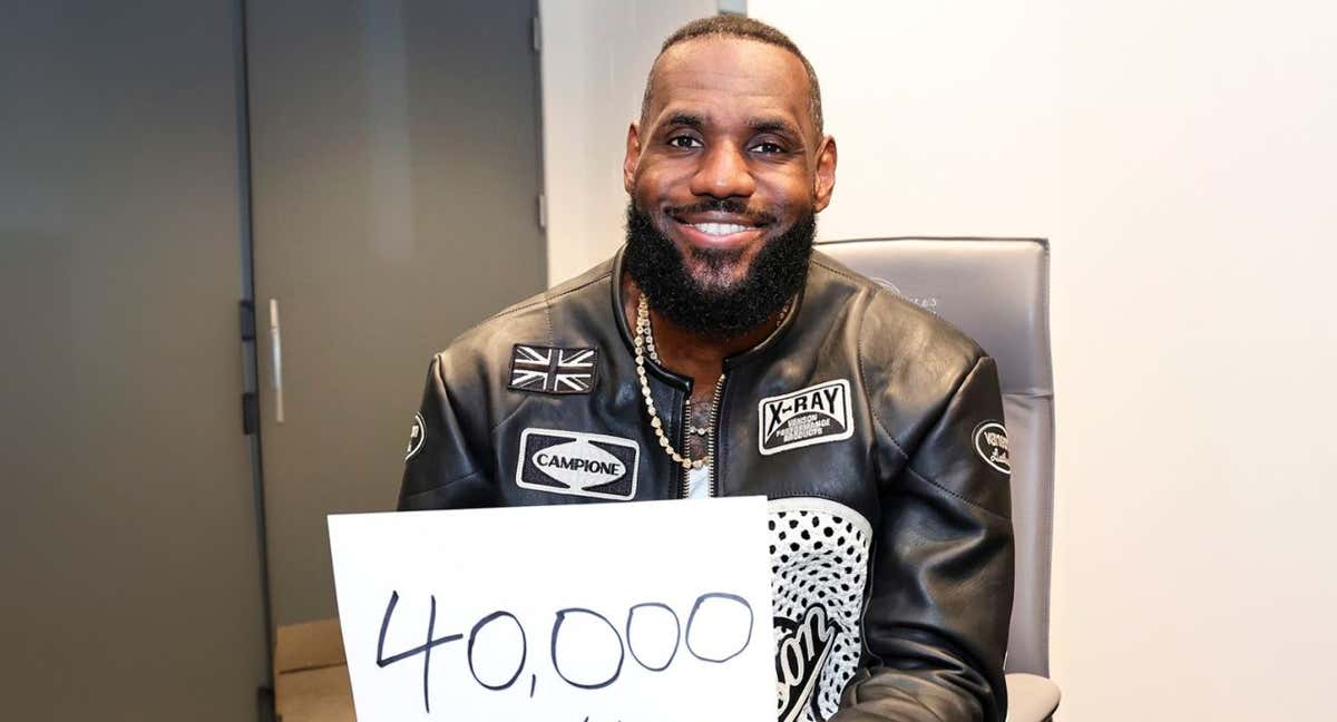 LeBron James posa con el folio que indica que ha alcanzado los 40.000 puntos anotados. /LAKERS