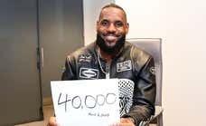 ¿Por qué en cada récord de la NBA el jugador posa con un simple folio blanco?