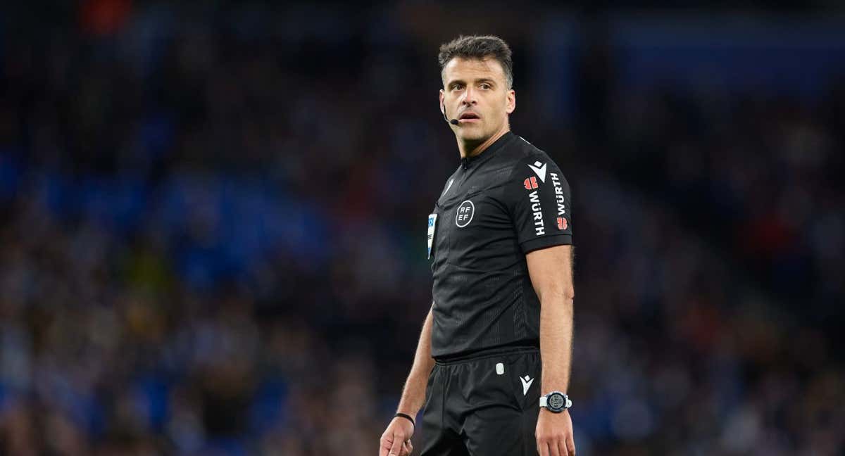 El colegiado internacional Jesús Gil Manzano, durante un partido de Copa del Rey./AFP