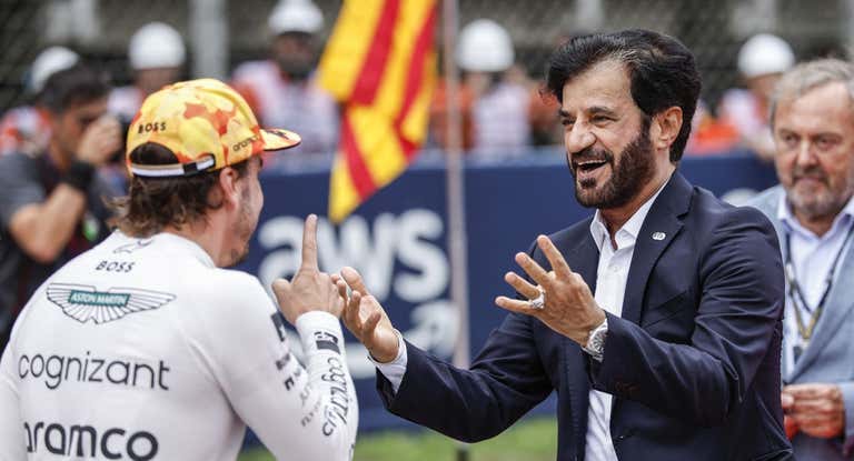 Fernando Alonso y Mohammed Ben Sulayem se saludan durante el Gran Premio de España 2023.