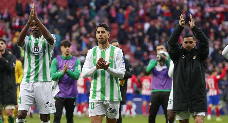 Los jugadores del Betis aplauden a sus hinchas tras otra derrota en el Metropolitano.