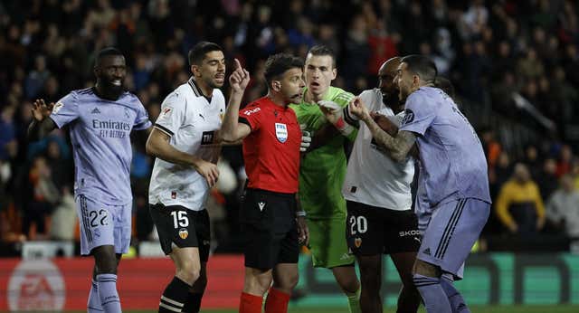 Sin comunicados, recurriendo cada tarjeta y pensando en la Superliga: el plan del Real Madrid ante los árbitros