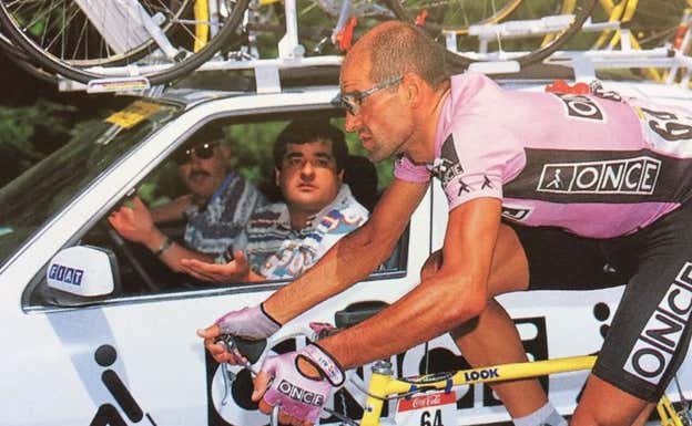 Herminio Díaz Zabala recibe instrucciones de Manolo Saiz desde el coche. Imagen de archivo