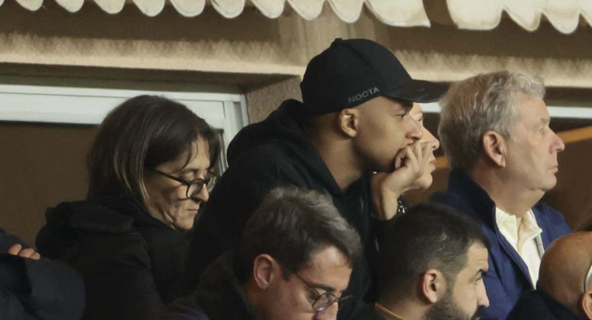 Mbappé junto a su madre Fayza Lamari en el palco en la segunda parte del encuentro ante el Mónaco./AFP