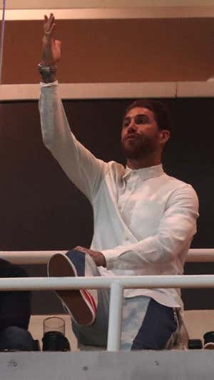 Ramos se queja en su palco.