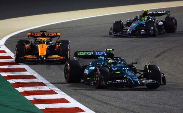 Fernando Alonso, Oscar Piastri y Lewis Hamilton, en el GP de Baréin 2024 de F1.  Aston Martin