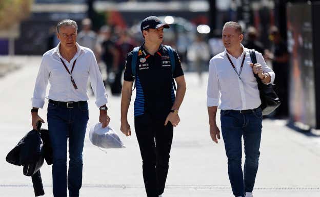 Max Verstappen llegando al circuito acompañado de su padre Jos y su representante, Raymond Vermeulen. REUTERS