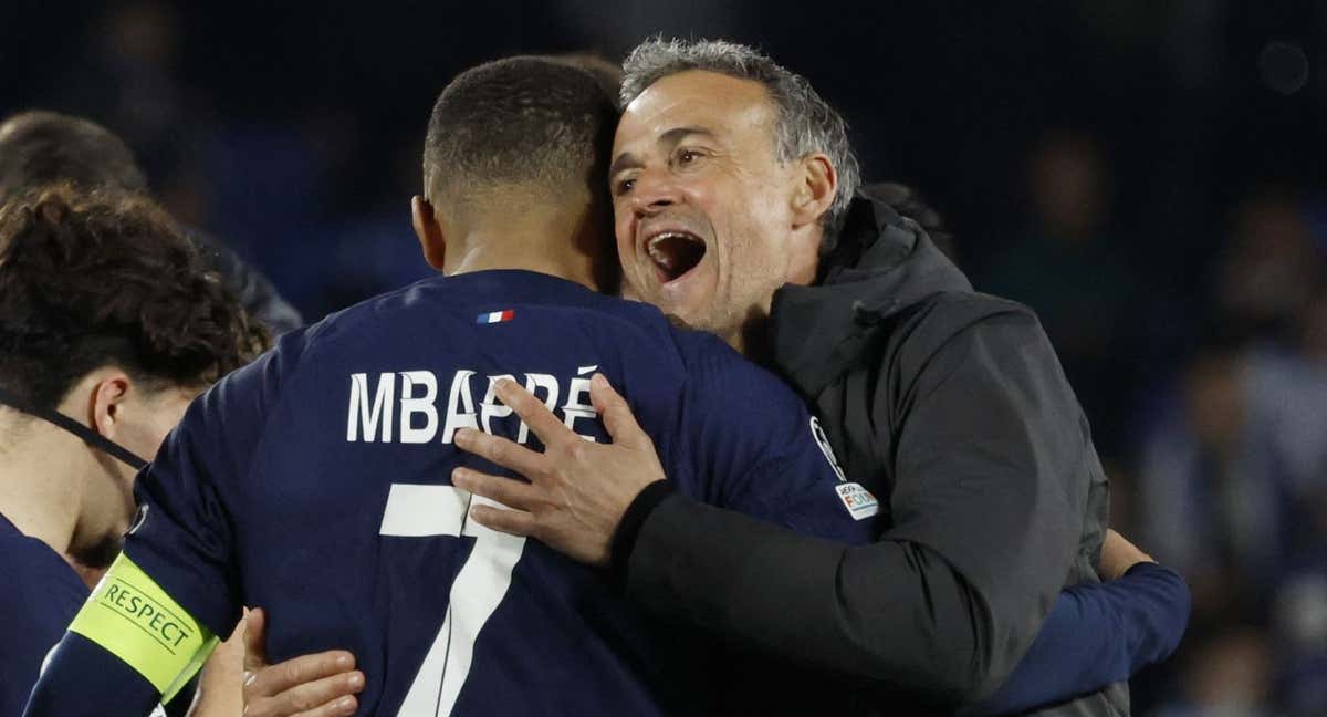 Mbappé se saluda con Luis Enrique tras el final del partido. /REUTERS