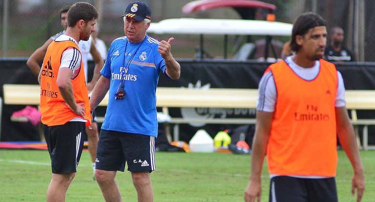 Ancelotti conversa con Xabi Alonso durante un entrenamiento en 2013.