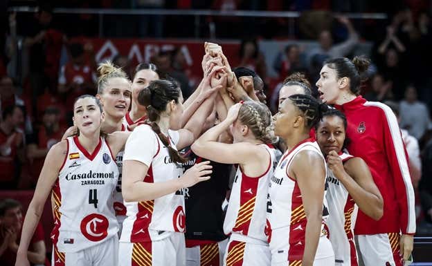 Las jugadoras del Casademont Zaragoza celebran el </p><p>triunfo ante el Cukurova. FIBA
