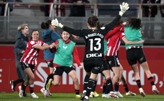 Las jugadoras del Athletic celebrando la tanda de penaltis.  ATHLETIC CLUB