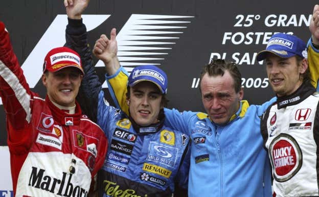 Michael Schumacher, Fernando Alonso, Bob Bell y Jenson Button, en el podio de Imola 2005.  Agencias