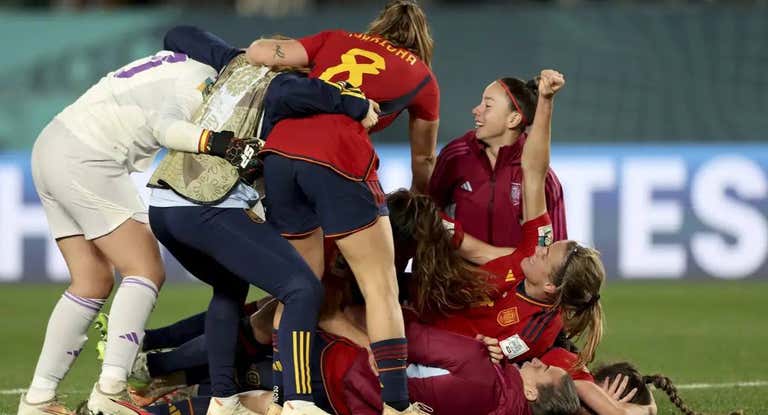 La Selección española de fútbol femenino celebra el pase a la final del Mundial.