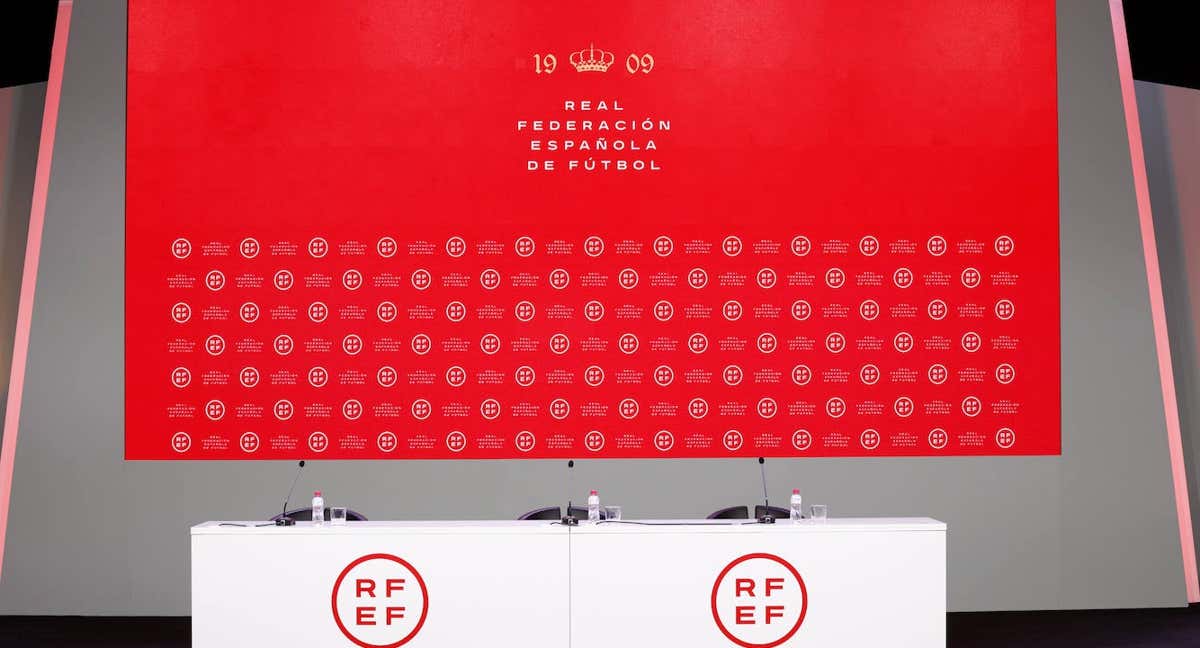 Vista general de la sala de prensa vacía de la Federación Española de Fútbol RFEF. /Oscar J. Barroso / AFP7