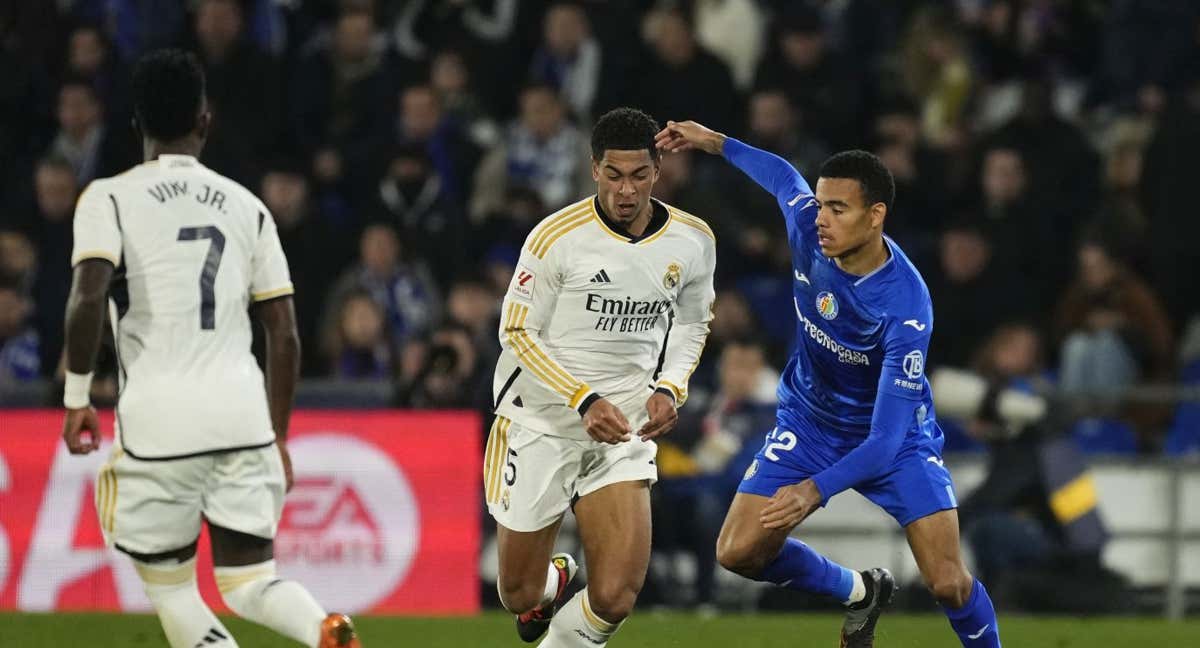 Bellingham y Greenwood, en disputa por un balón en el Getrafe-Real Madrid. /Getty