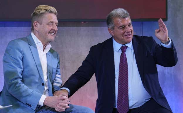 Laporta, con el director general de Cupra, Wayne Griffith, durante el acto de presentación del nuevo acuerdo con la marca.  EFE