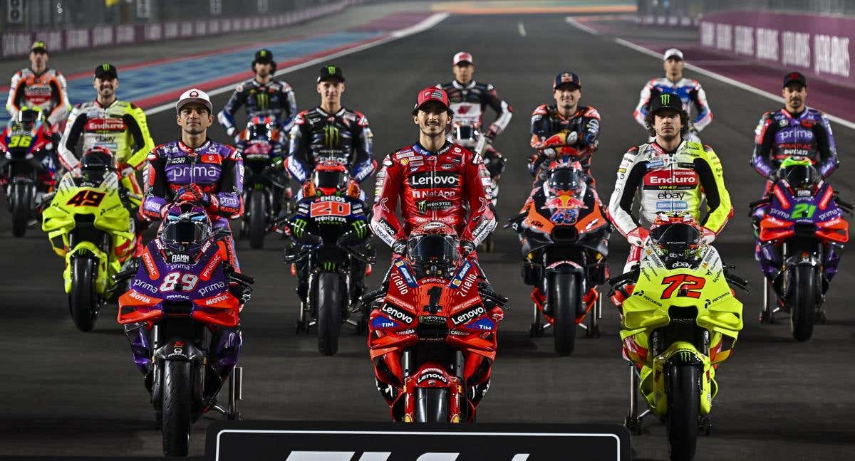 Los pilotos de Motogp posan en la recta de meta del circuito de Losail./EFE