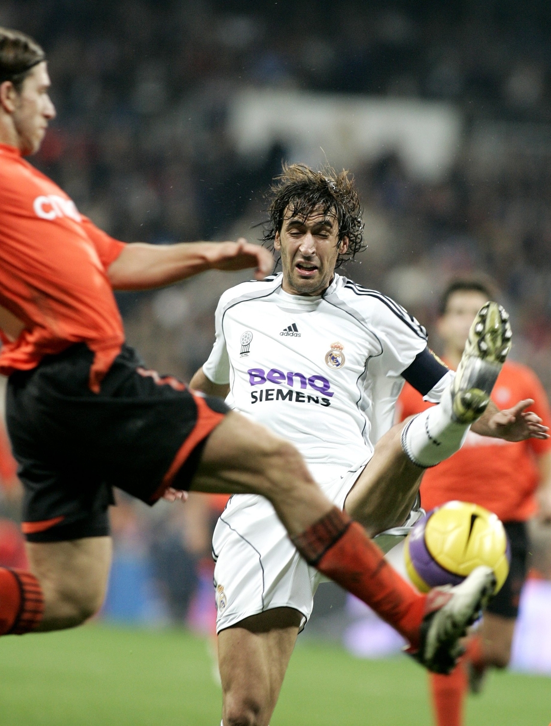 Raúl era una de las estrellas madridistas en el choque.  PEPE CABALLERO