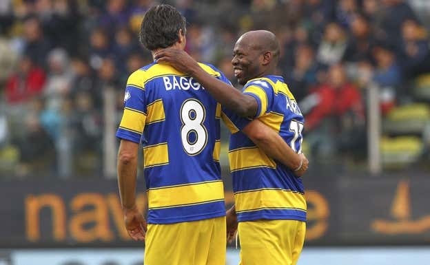 Dino Baggio, con Asprilla, en un partido de veteranos del Parma.  GETTY