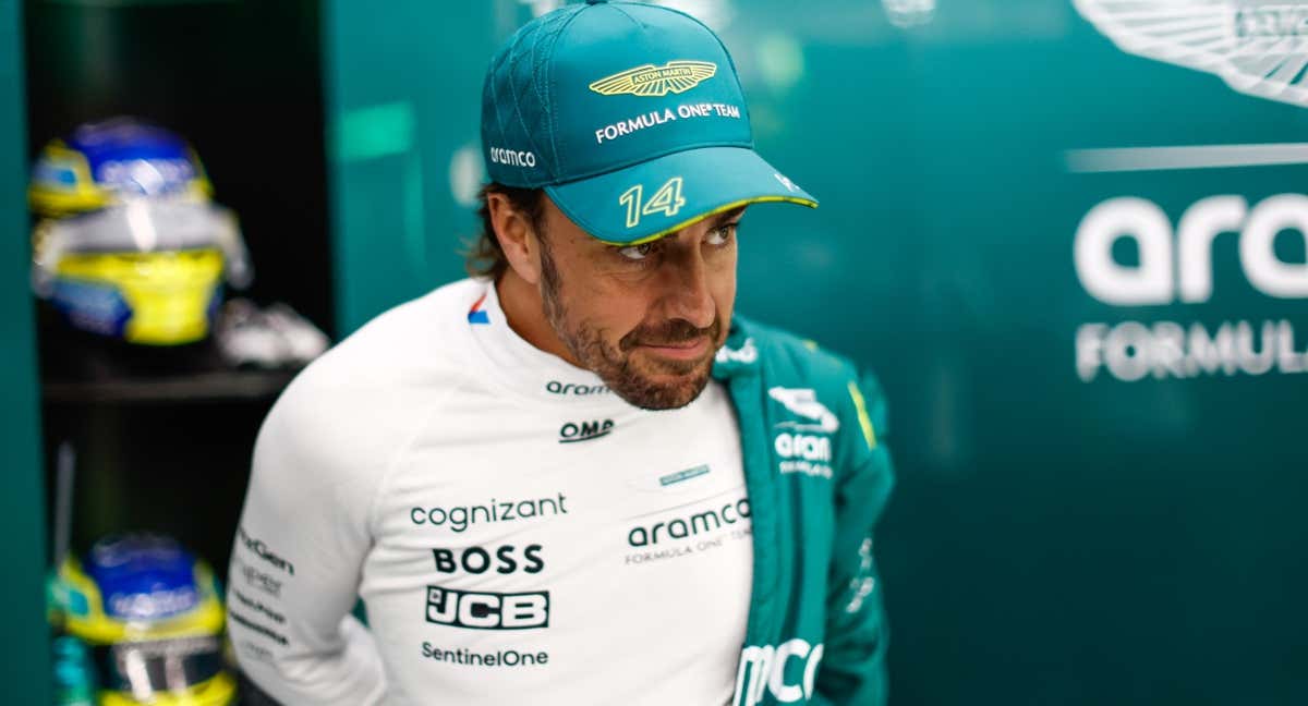 Fernando Alonso sonríe durante el viernes del GP de Arabia Saudí 2024 de F1. /Aston Martin