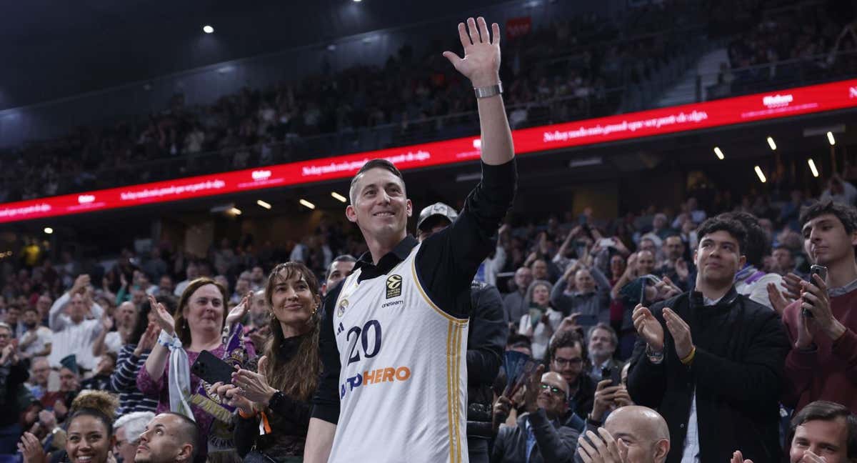 Jaycee Carroll saluda desde la grada del WiZink Center durante el Real Madrid - Fenerbahçe. /GETTY IMAGES/PEDRO CASTILLO