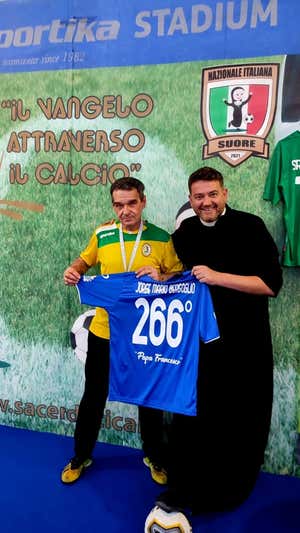 Maiello posa con una camiseta con el nombre de Jorge Mario Bergoglio, el Papa Francisco.  RELEVO
