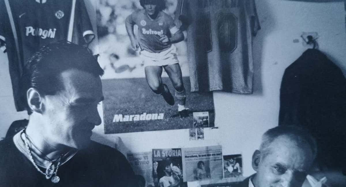 Fabrizio Maiello, junto a su póster de Maradona.