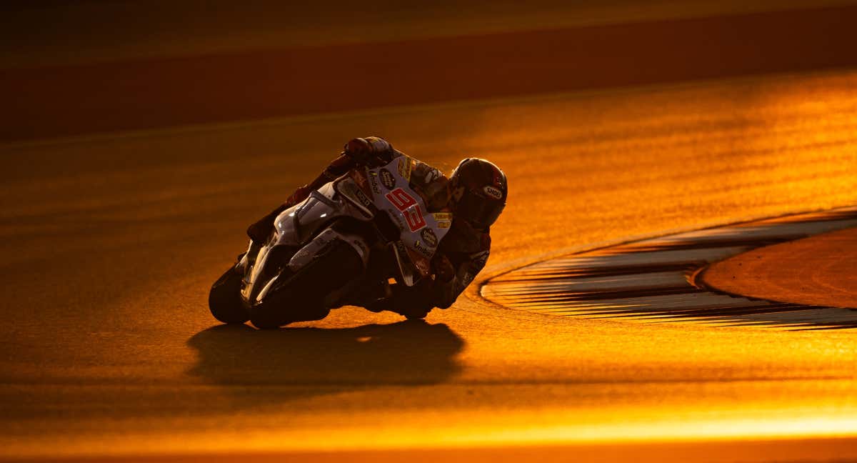 Aleix Espargaró y Jorge Martín en la foto oficial de la temporada 2024.