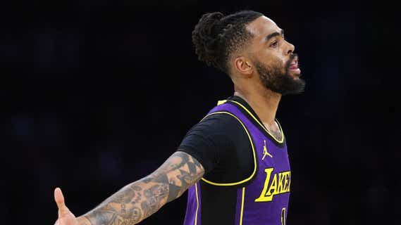 D'Angelo Russell celebra su canasta ganadora para dar la victoria a los Lakers ante los Bucks./AFP