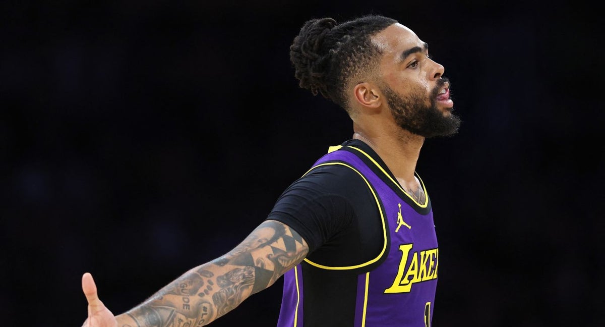 D'Angelo Russell celebra su canasta ganadora para dar la victoria a los Lakers ante los Bucks.