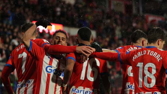 Los jugadores del Girona celebran un tanto ante el Rayo con la grada de Montilivi llena./AFP