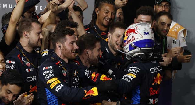 Un incontestable Max Verstappen arrasa en Yeda; Fernando Alonso regresa al top 5