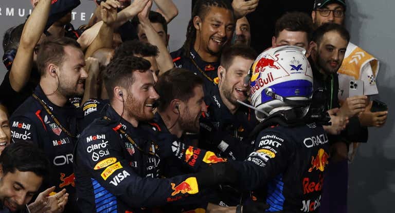 Un incontestable Max Verstappen arrasa en Yeda; Fernando Alonso regresa al top 5