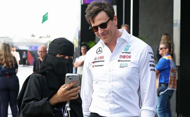 Una mujer saudí se saca un selfie con Toto Wolff, jefe de Mercedes-AMG F1.  EFE