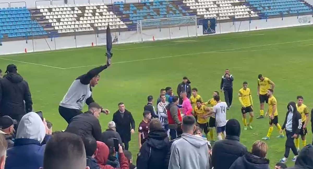 Imágenes de la pelea durante el partido entre el Motril y el Atlético Melilla de 3ª RFEF./JUANJO ROMERO