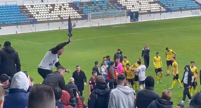 Insultos racistas, lanzamientos de objetos y una pelea entre hinchas y jugadores suspenden el Motril-Atlético Melilla