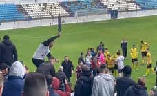 Insultos racistas, lanzamientos de objetos y una pelea entre hinchas y jugadores suspenden el Motril-Atlético Melilla