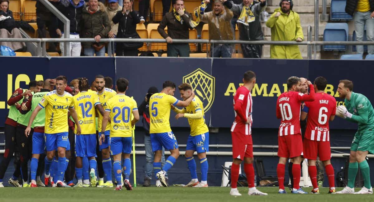 Los jugadores del Atlético se quejan tras el gol del Juanmi. /REUTERS