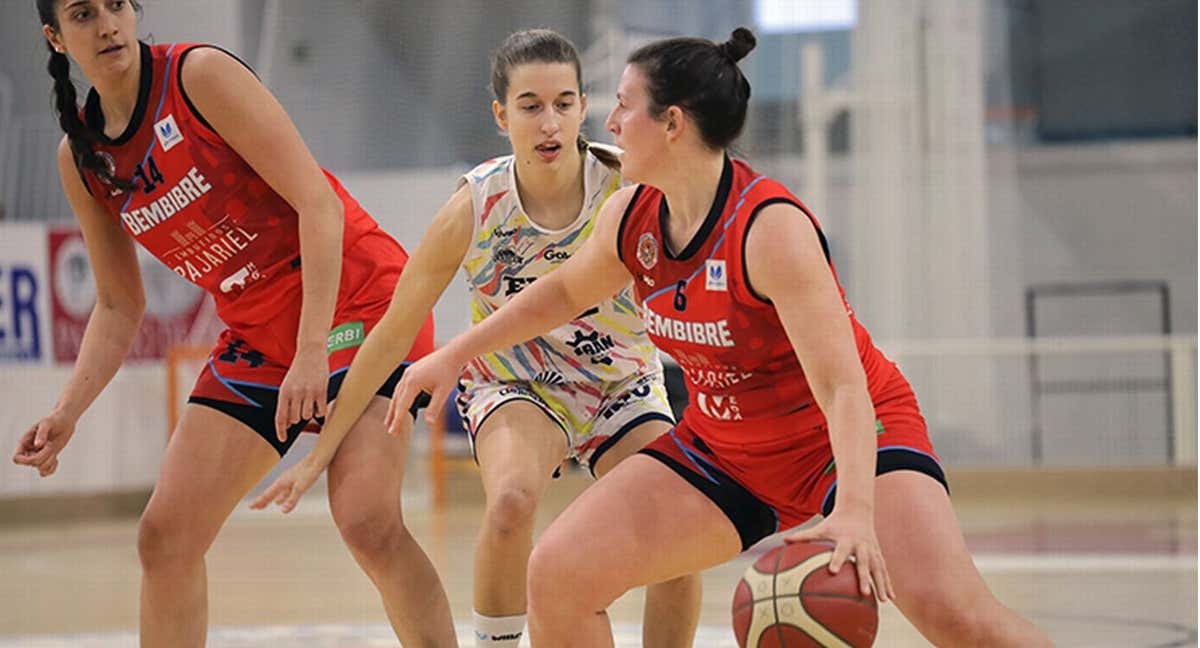 Aleksandra Kroselkj, jugadora del Bembibre, con la bola durante una jugada en el partido ante Ensino Lugo. /CB BEMBIBRE